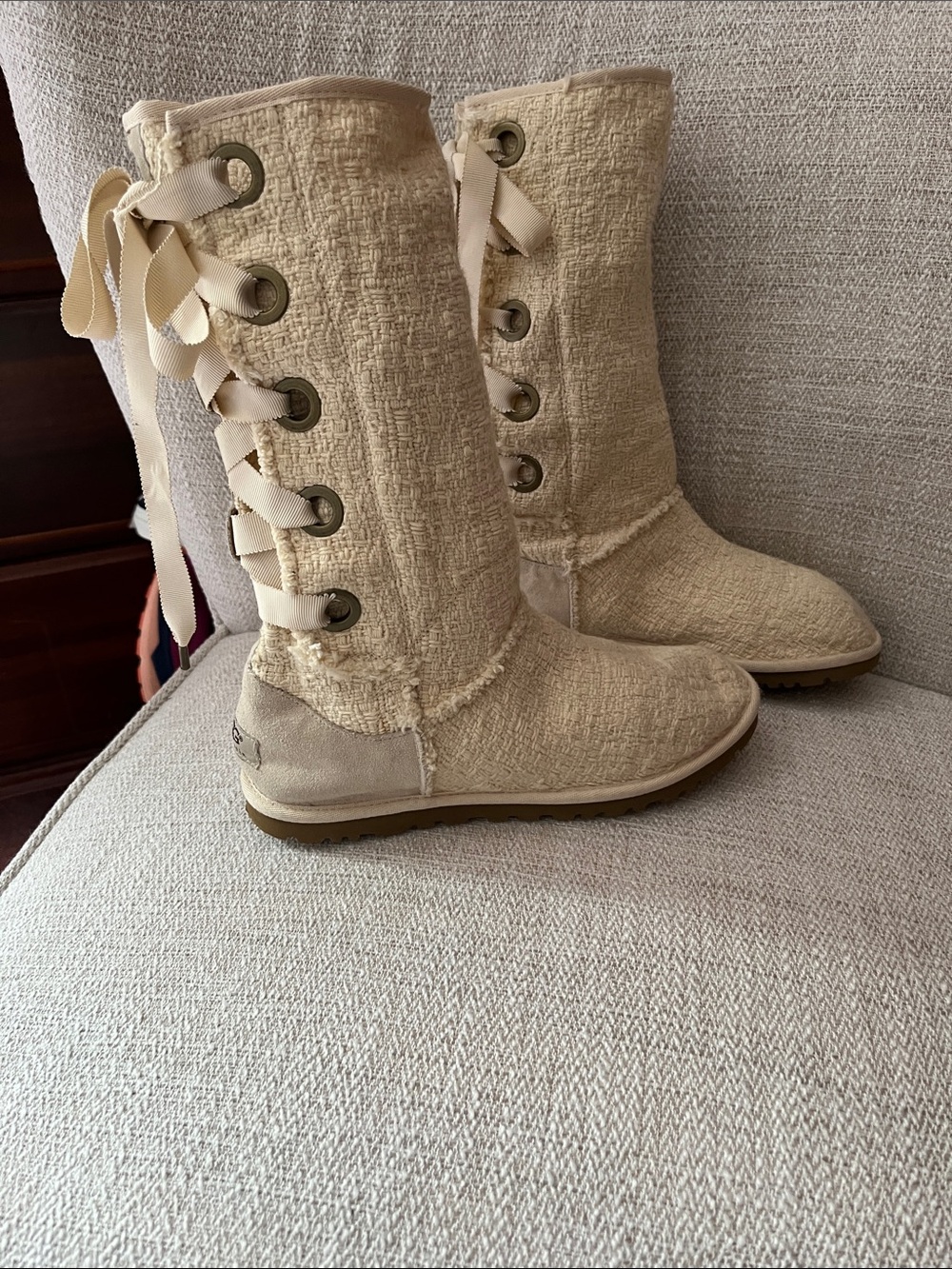 UGG Heirloom Lace up boots. Cream Woven Textile and Genuine Sheepskin. Sz7